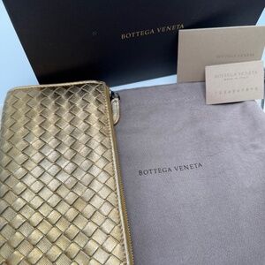 Bottega Veneta Intrecciato round zipper gold wallet